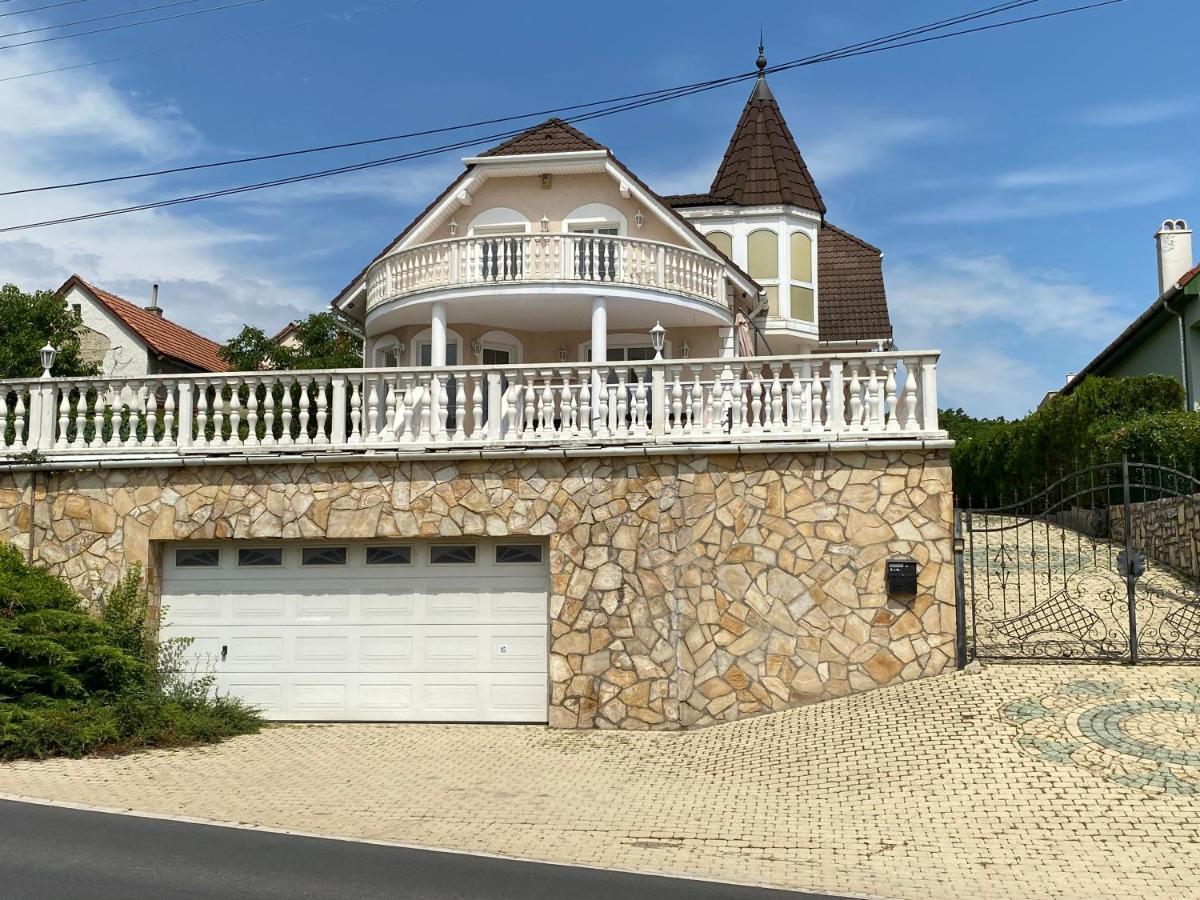 A- Villa Balatonfured Bagian luar foto